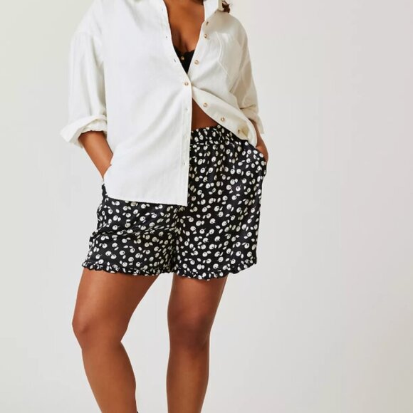 PLUS SIZE- Maeve Flirty Skort - Picture 3 of 5